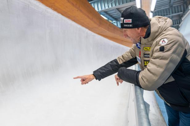 Markus Prock inspiziert die Bahn