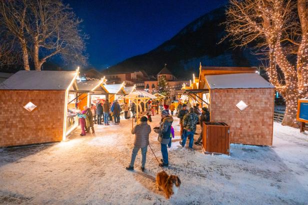Süßes und Wärmendes findet man  am gut besuchten Adventmarkt am Dorfplatz.
