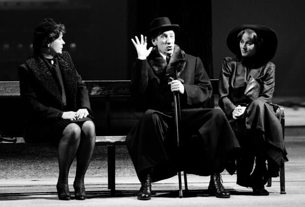 Volksgarten: Prof. Schuster rechnet in „Heldenplatz“ mit Österreich ab.