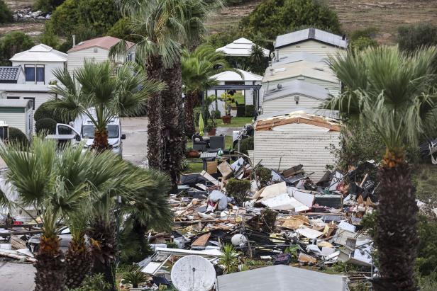 Campsite destroyed after extreme wind phenomenon in Albufeira