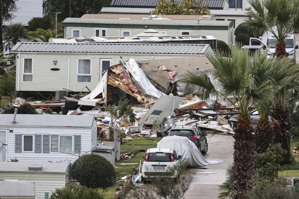 Campsite destroyed after extreme wind phenomenon in Albufeira
