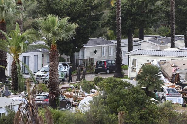 Campsite destroyed after extreme wind phenomenon in Albufeira