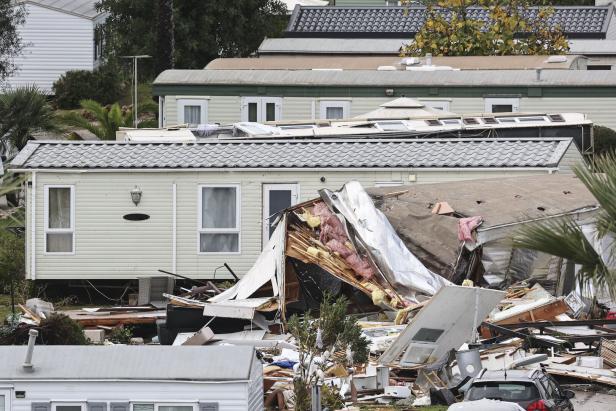 Campsite destroyed after extreme wind phenomenon in Albufeira