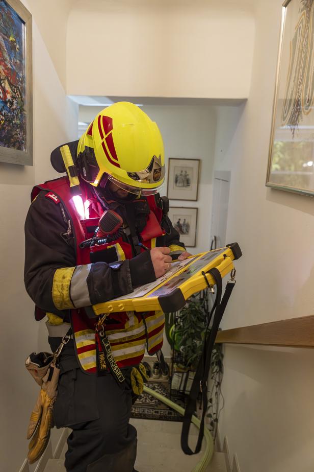 FF-Einsatz nach Brand in Mehrparteienhaus in Krems.