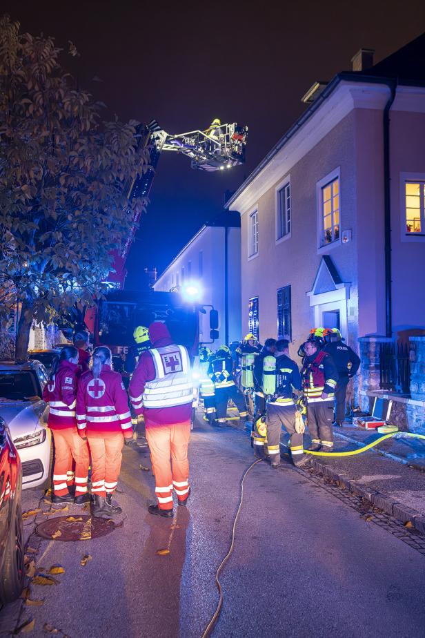 FF-Einsatz nach Brand in Mehrparteienhaus in Krems.