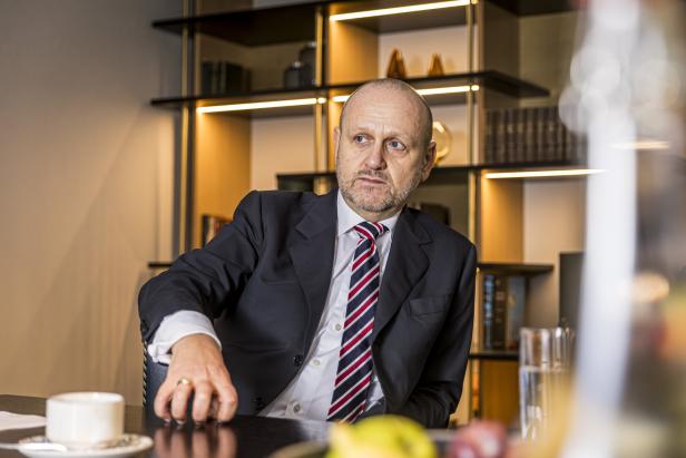 Norbert Kettner gestikuliert während des Gesprächs.