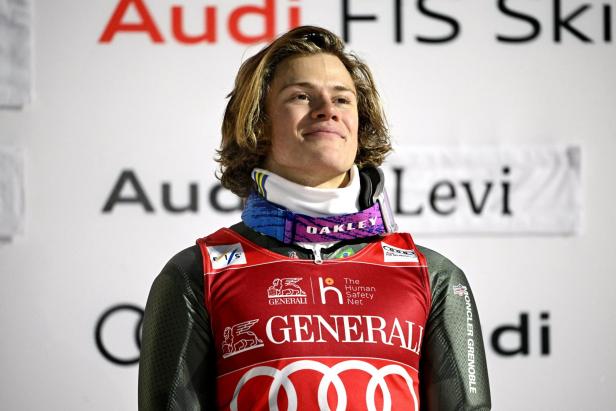 Pinheiro Braathen auf dem Siegespodest in Levi