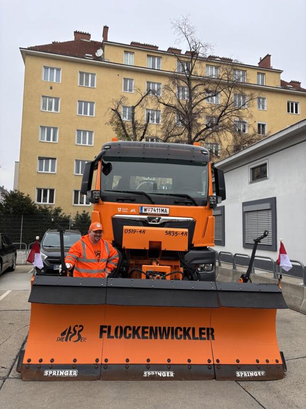 Daniel Ubell von der MA48 mit seinem Schneepflug.
