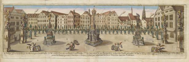 Weitwinkelansicht des Wiener Grabens mit festlich geschmückten Bäumen und der Pestsäule in der Mitte, umgeben von historischen Gebäuden und mehreren Kutschen.