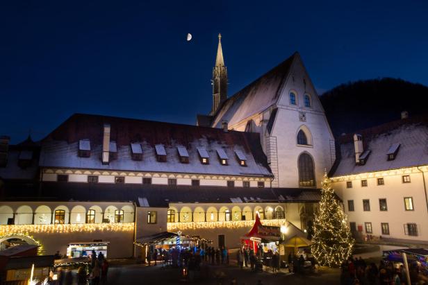 Ein Schloss im feierlichen Glanz von Weihnachten 
