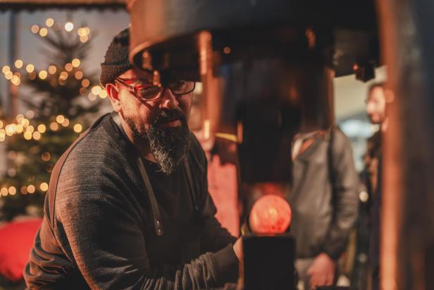 Ein Mann beim Schleifen 