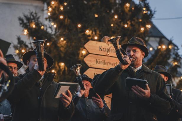 Ein Mann spielt mit einem Jagdhornbläser. 