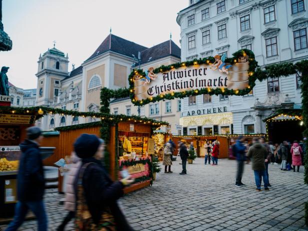 Der Altwiener Christkindlmarkt lockt mit Buden und Lichtern zahlreiche Besucher an.
