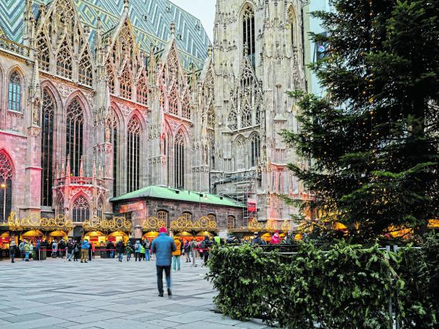 Der Stephansdom in Wien bildet die Kulisse für einen belebten Weihnachtsmarkt.
