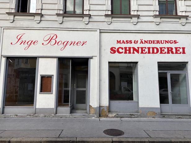 Leere Schaufenster einer Schneiderei