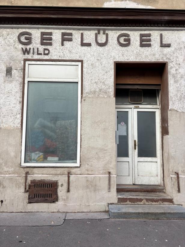 Geschlossener Geflügelhandel und schmutziges Fenster