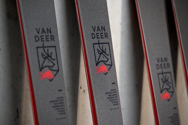 SKI ALPIN: ?VAN DEER-RED BULL PRE-SEASON-TALK? /  LOGO