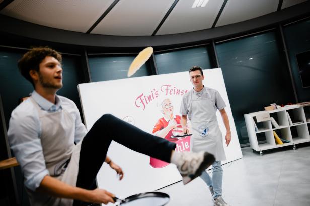 David Hamp (li.) und Gabriel Marteau von den Palatschinkenfreunden Himberg bei ihrem akrobatischen Auftritt bei der Palatschinkenschupf-Staatsmeisterschaft.