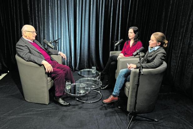 Jesionek mit Raffaela Lindorfer und Johanna Hager