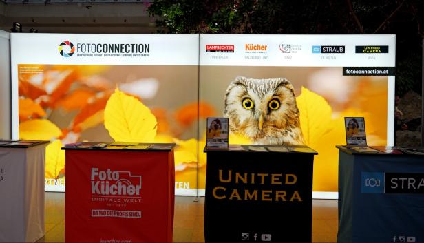 Man sieht Stände auf der Messe Photo + Adventure.