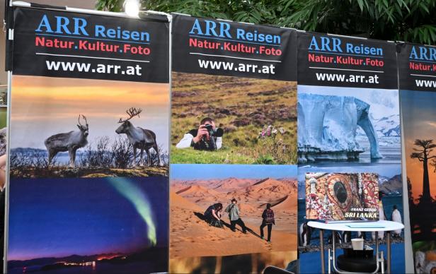 Auf dem Bild sieht man mehrere Plakate von Reise-Vorträgen.