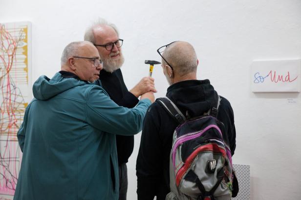 Drei Männer im Gespräch