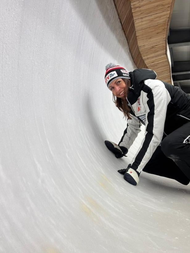 Janine Flock inspizierte den neuen Eiskanal in Cortina