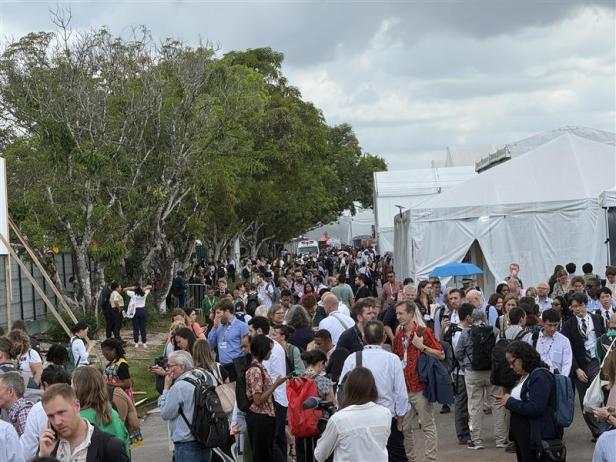 Die evakuierten Personen im Bild