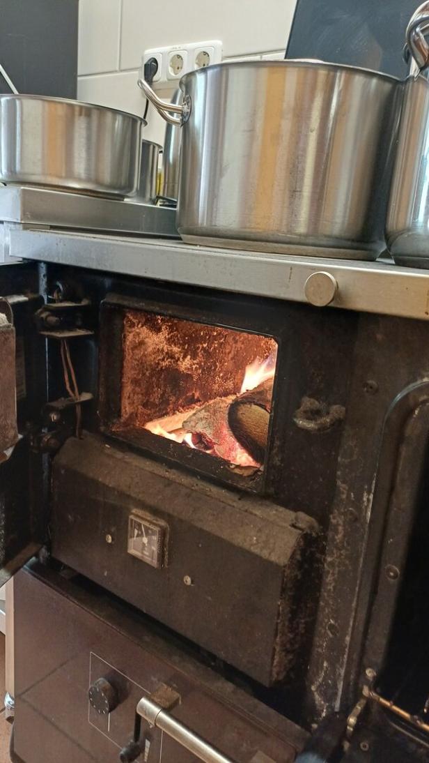 Holzofen in der Küche von Florian Simmer. Hier kocht er. 