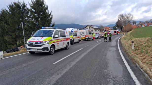 Rettungsdienst bei Lkw-Unfall