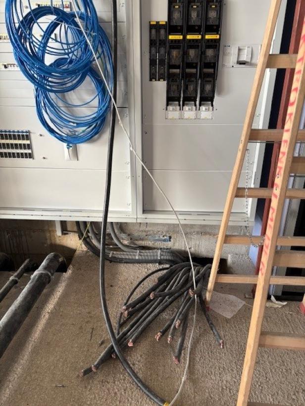 Eine Aufnahm von Kabeln auf der Hallenbadbaustelle in Krems.