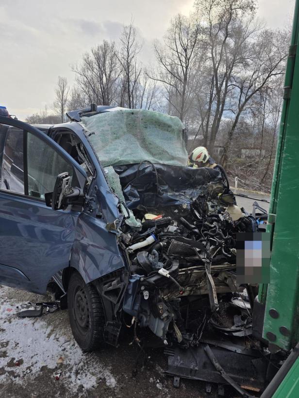 Unfall in TelfsIn Telfs (Bezirk Innsbruck-Land) kam der Lenker eines Transporters von der Fahrbahn ab und krachte auf einem Parkplatz gegen einen Lkw-Anhänger 