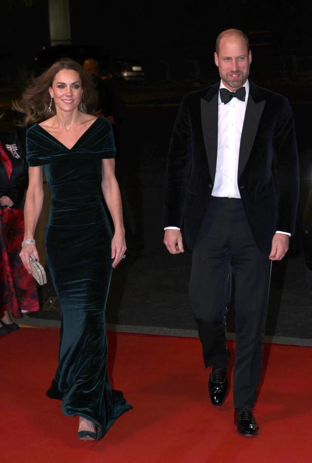 Prinz William und Kate, festlich gekleidet, auf einem roten Teppich.