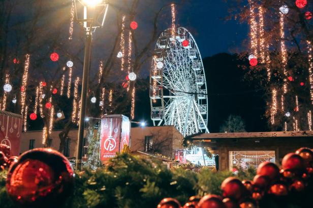 Ein beleuchtetes Riesenrad auf einem Adventmarkt.