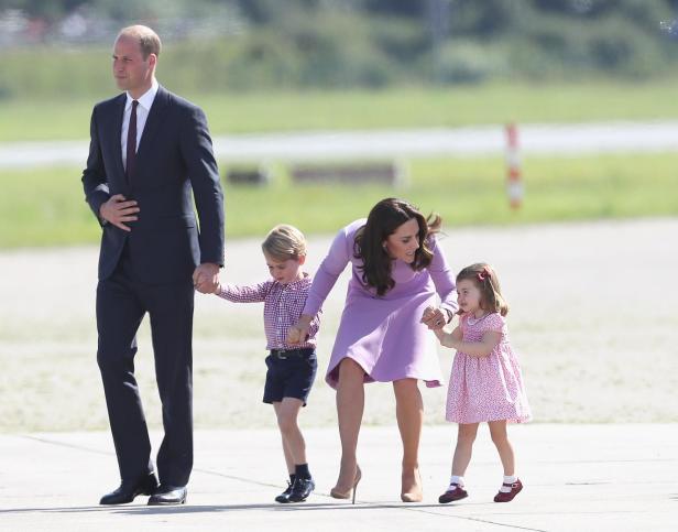 Prinzessin Kate spricht am Hamburger Flughafen ernst mit Prinzessin Charlotte, während Prinz William und Prinz George daneben stehen.