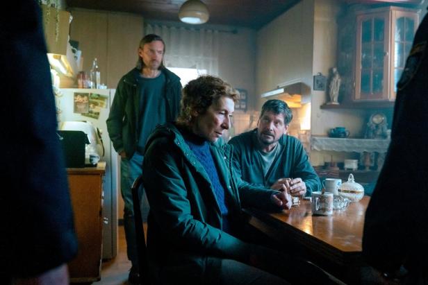 "Wenn das Licht gefriert": Adele Neuhauser auf gefährlicher Wahrheitssuche. Im Bild mit u. a. Fritz Karl