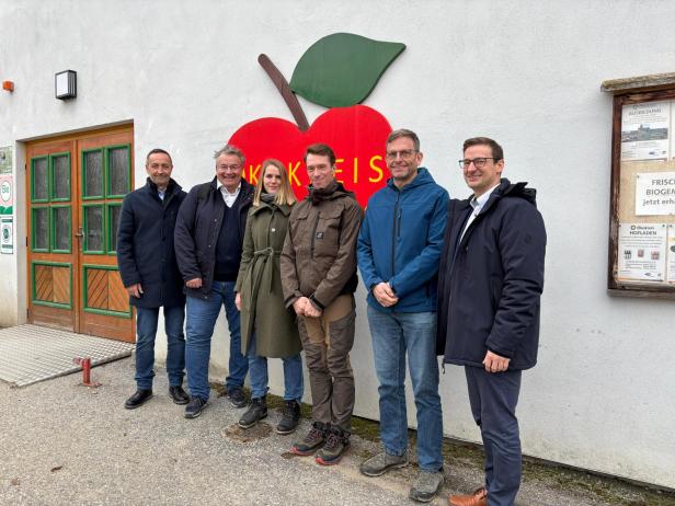 Eine Gruppe Menschen steht vor dem Ökokreisgebäude in Ottenstein.