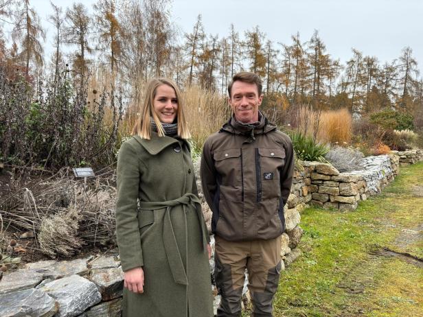 Kristina Exinger und Markus Kittinger stehen in einem Garten.