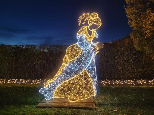 Im Schlosspark Schönbrunn sind erleuchtete kaiserliche Figuren zu sehen.