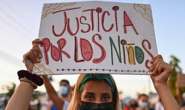 Bei Protesten in Panama wurden Schilder gegen Kindesmissbrauch in dir Höhe gehalten.
