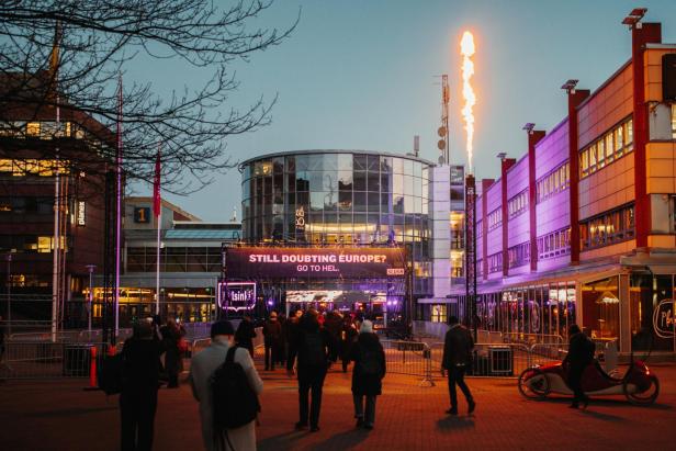 Still doubting Europe? Banner vor der Slush-Konferenz in Helsinki