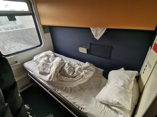 Abteil mit gemachtem Bett im Nightjet