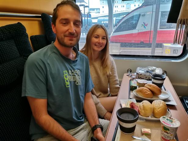 Valentin und Charlotte frühstücken im Nightjet. 