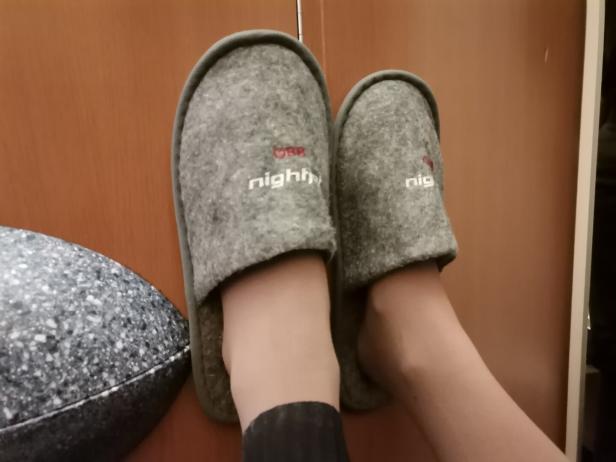 Hausschuhe mit dem Aufdruck ÖBB Nightjet.