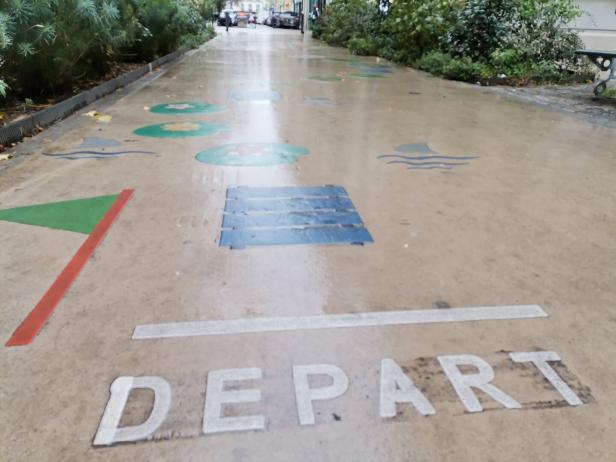 Eine bunte Schulstraße in Paris. 