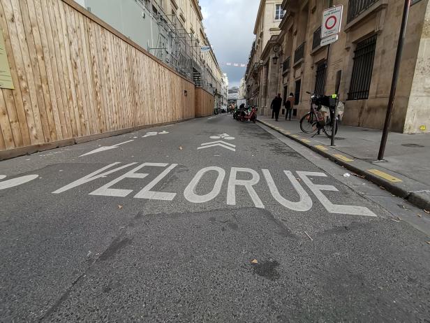 Eine Straße in Paris mit der Beschriftung Velorue.