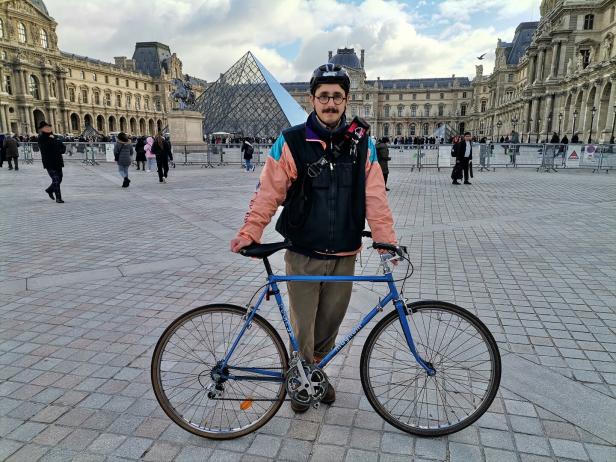 Guide Paul Monat vor dem Louvre.