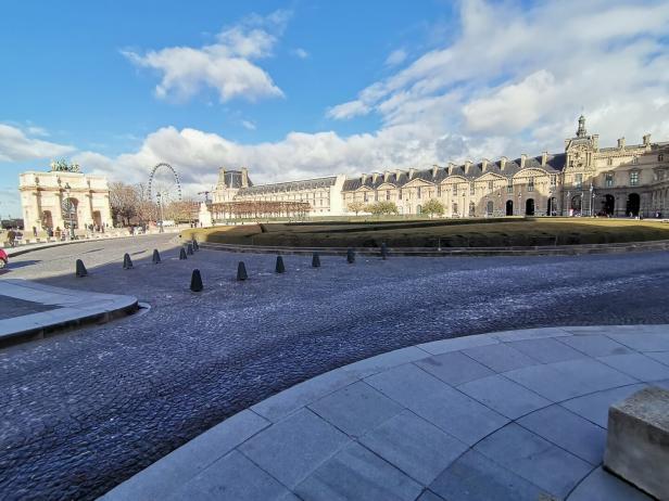 Ein autofreier Platz in Paris. 