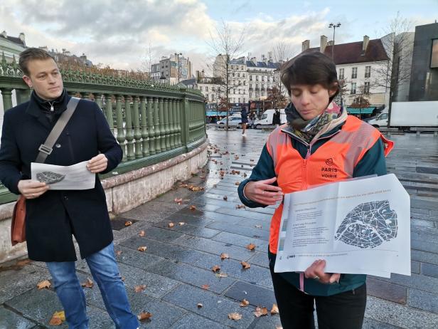 Stefan Kaineder hört den Ausführungen einer französischen Expertin zu. 