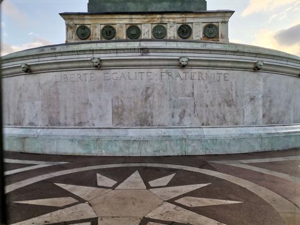 Die Juli-Säule in Paris mit der Inschrift Liberte - Egalite - Fraternite.